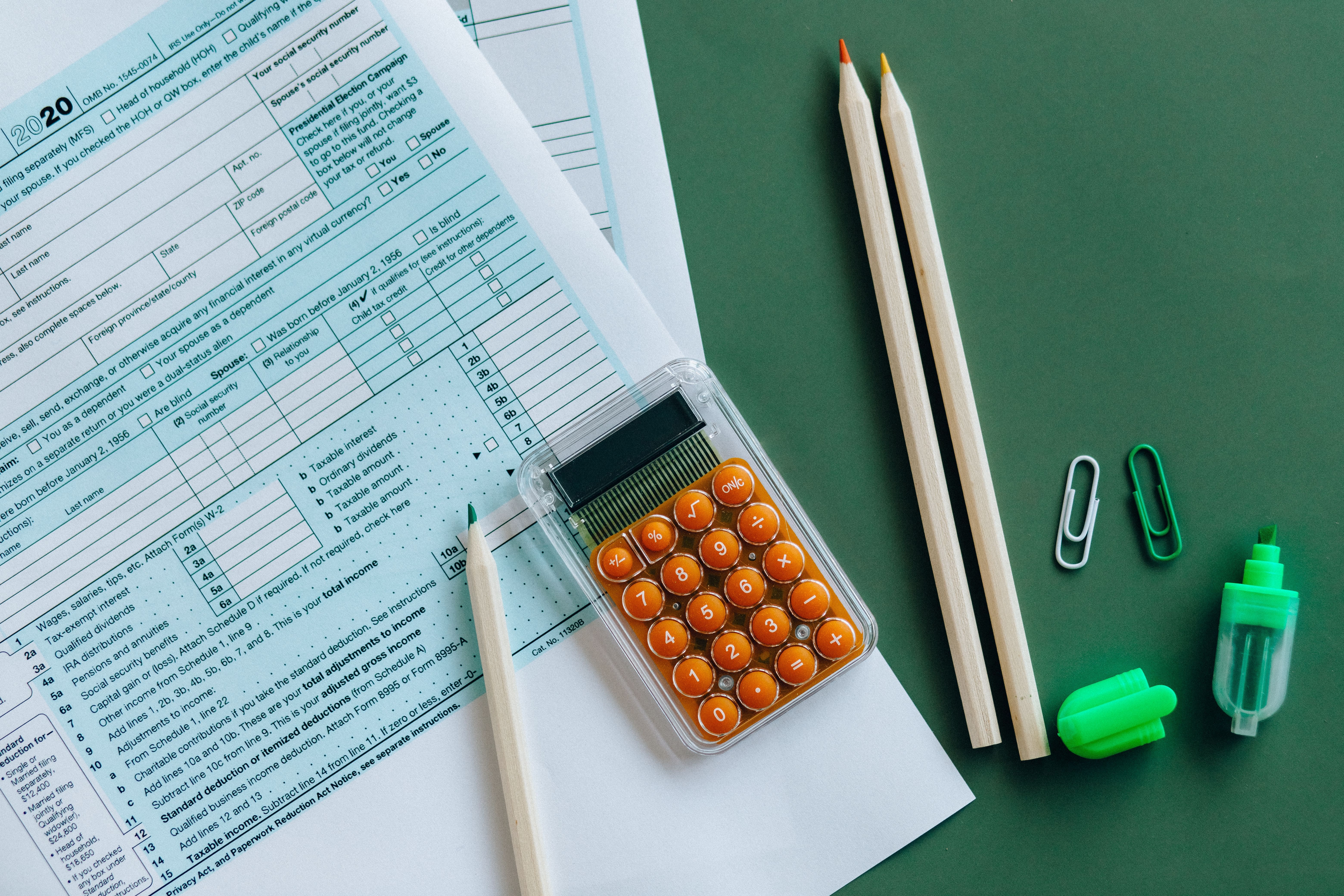 Calculadora aberta para calcular o valor do reembolso do plano de saúde e contas do plano de saúde ao fundo
