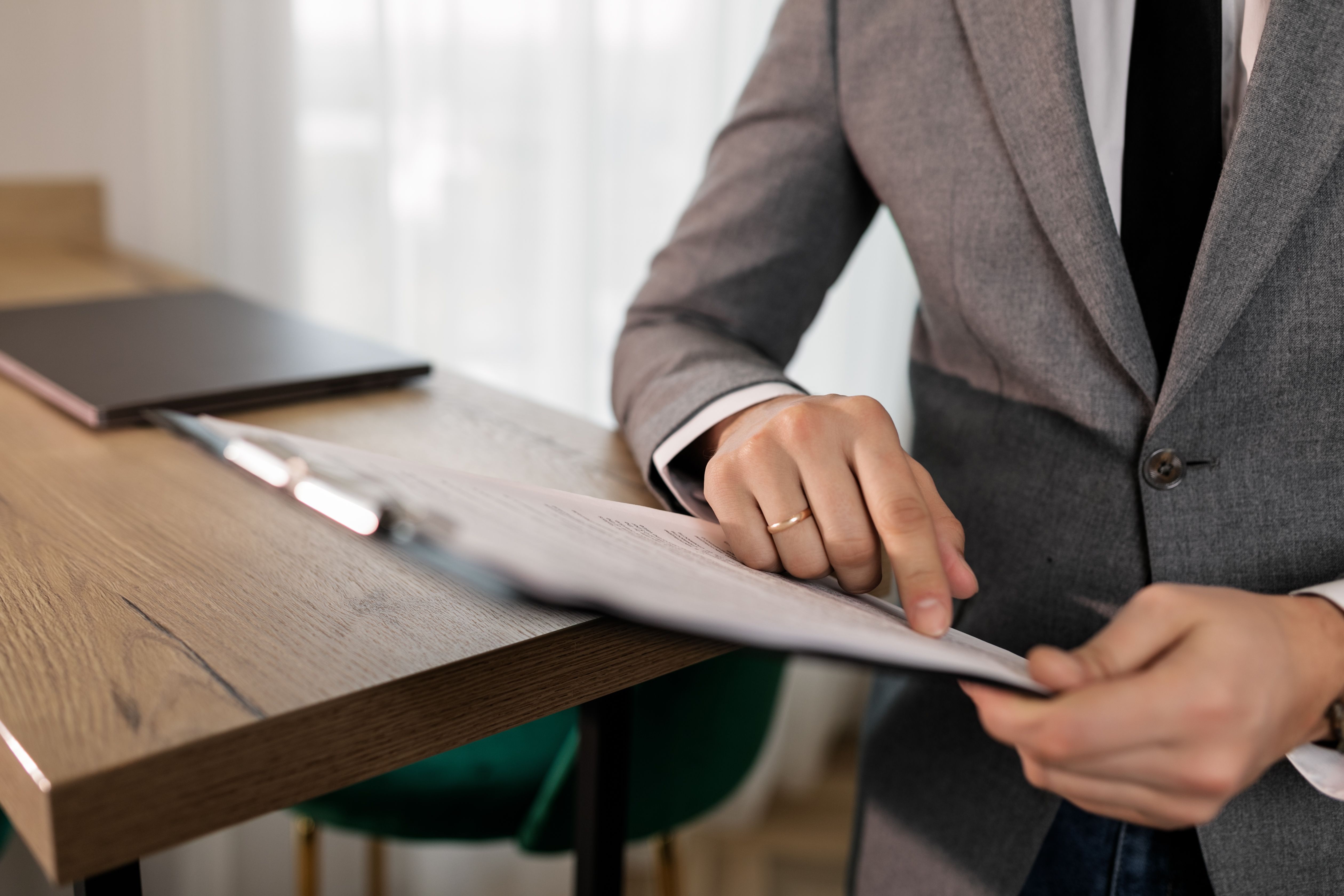Profissional consultando as condições do plano de saúde coletivo por adesão oferecido pela entidade de classe