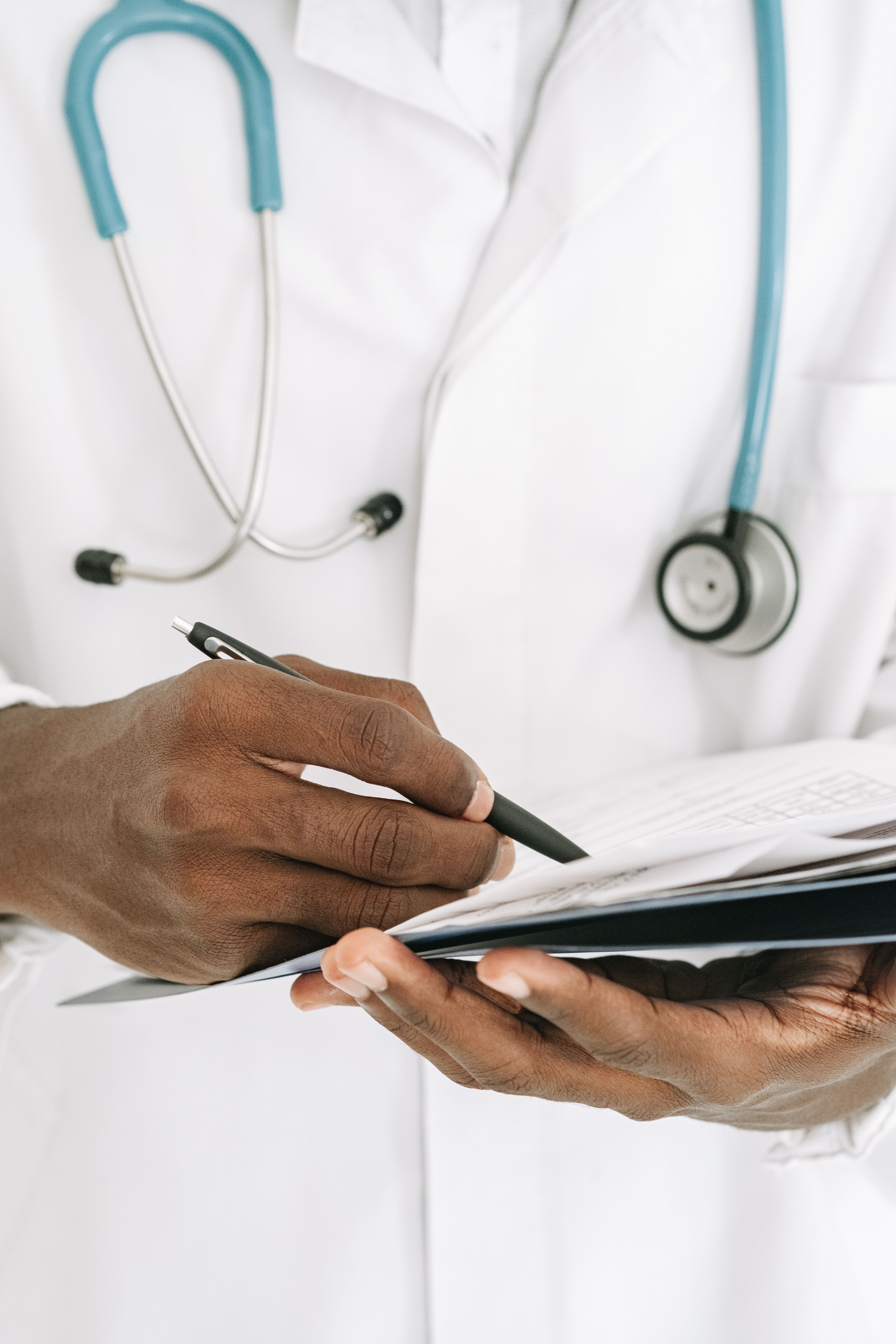Médico de plano de saúde analisando o perfil do paciente