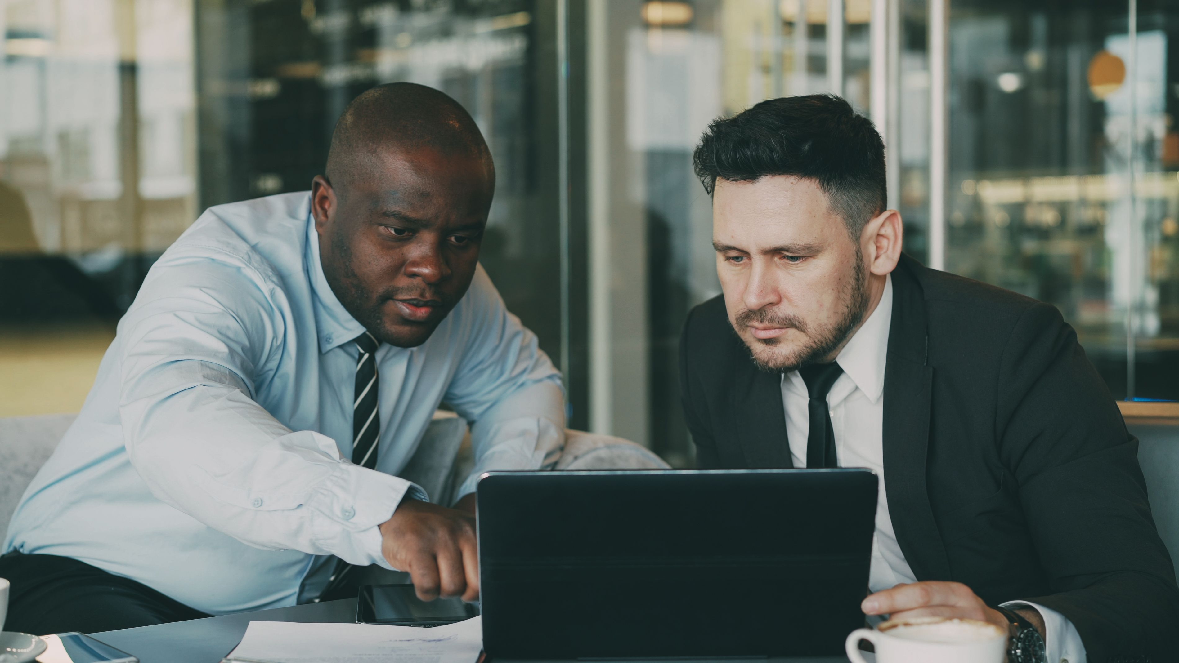 Sócios de uma pequena empresa comparando propostas de plano de saúde empresarial pelo CNPJ