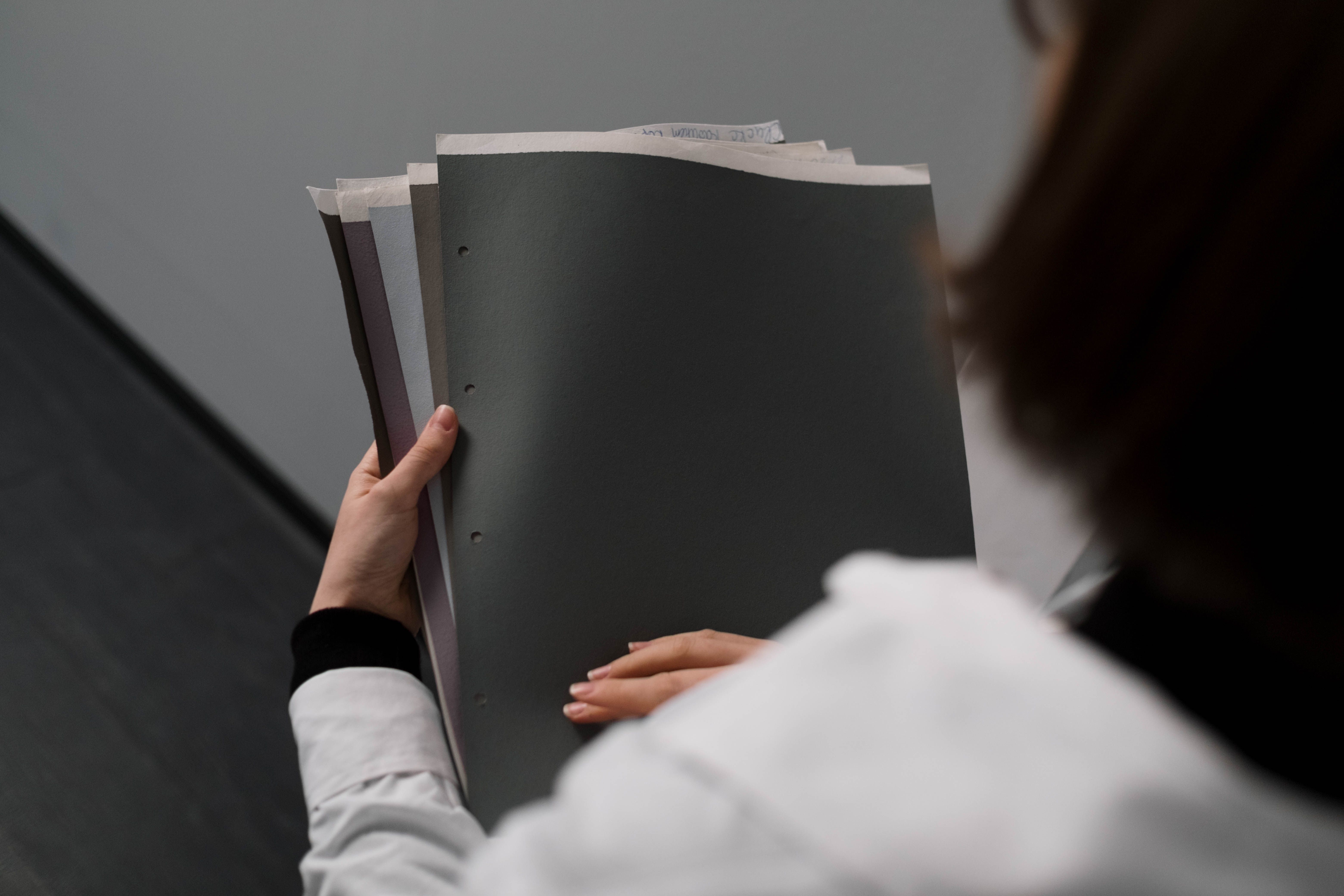 Pessoa organizando protocolos e documentos para trocar de plano de saúde
