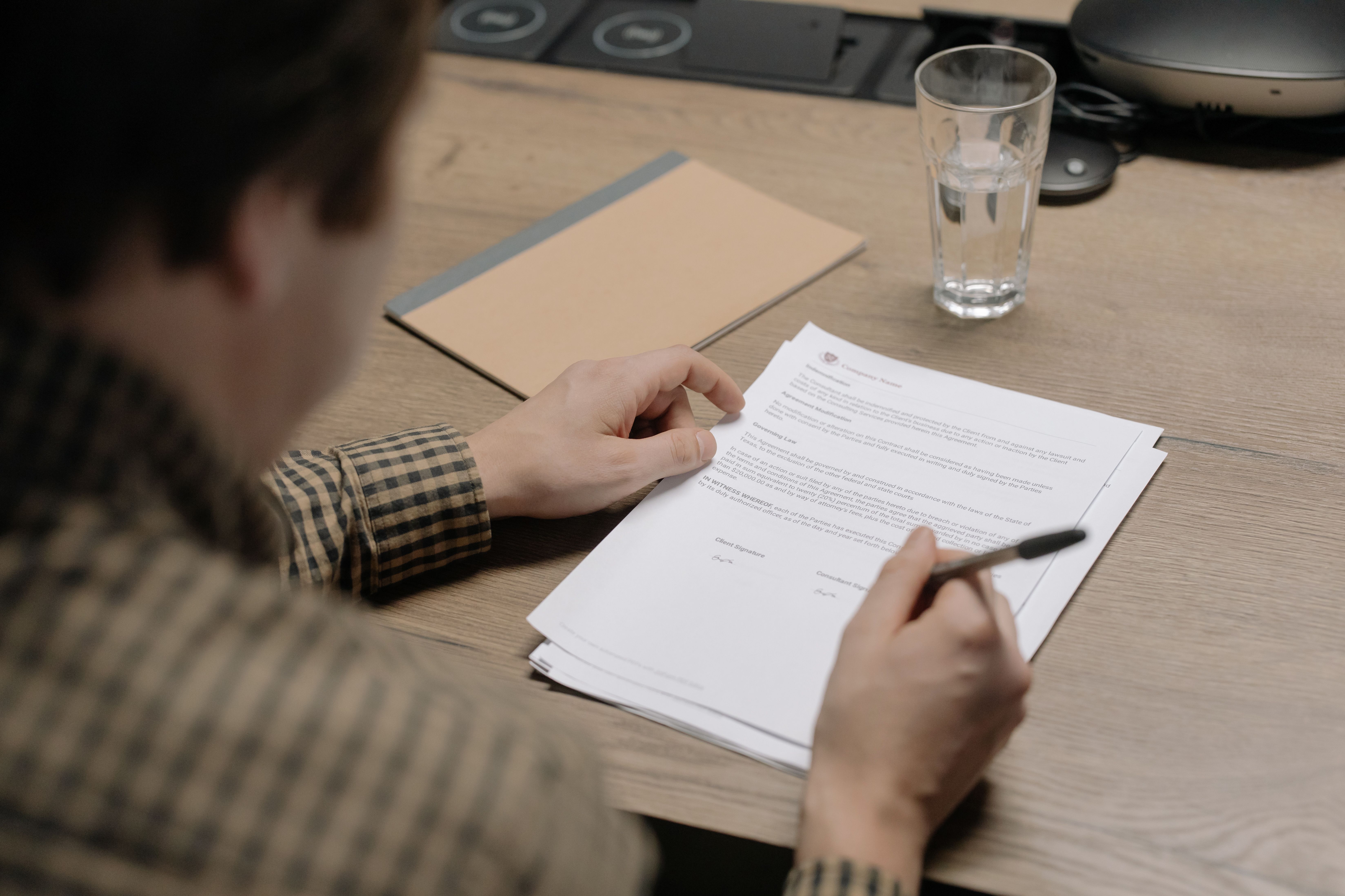 Pessoa conferindo as regras atuais do plano de saúde no contrato