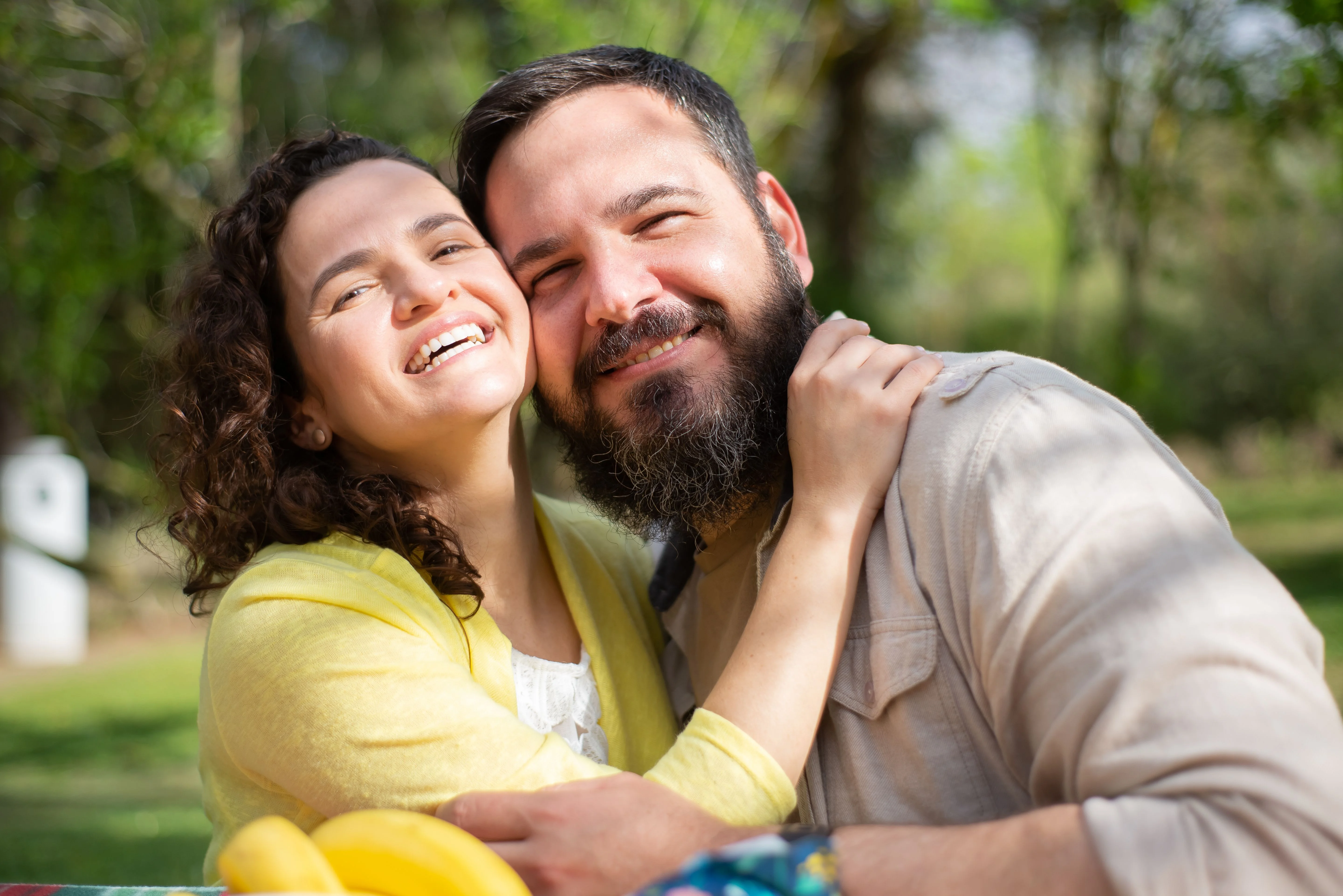 casal sorrindo e se abraçando