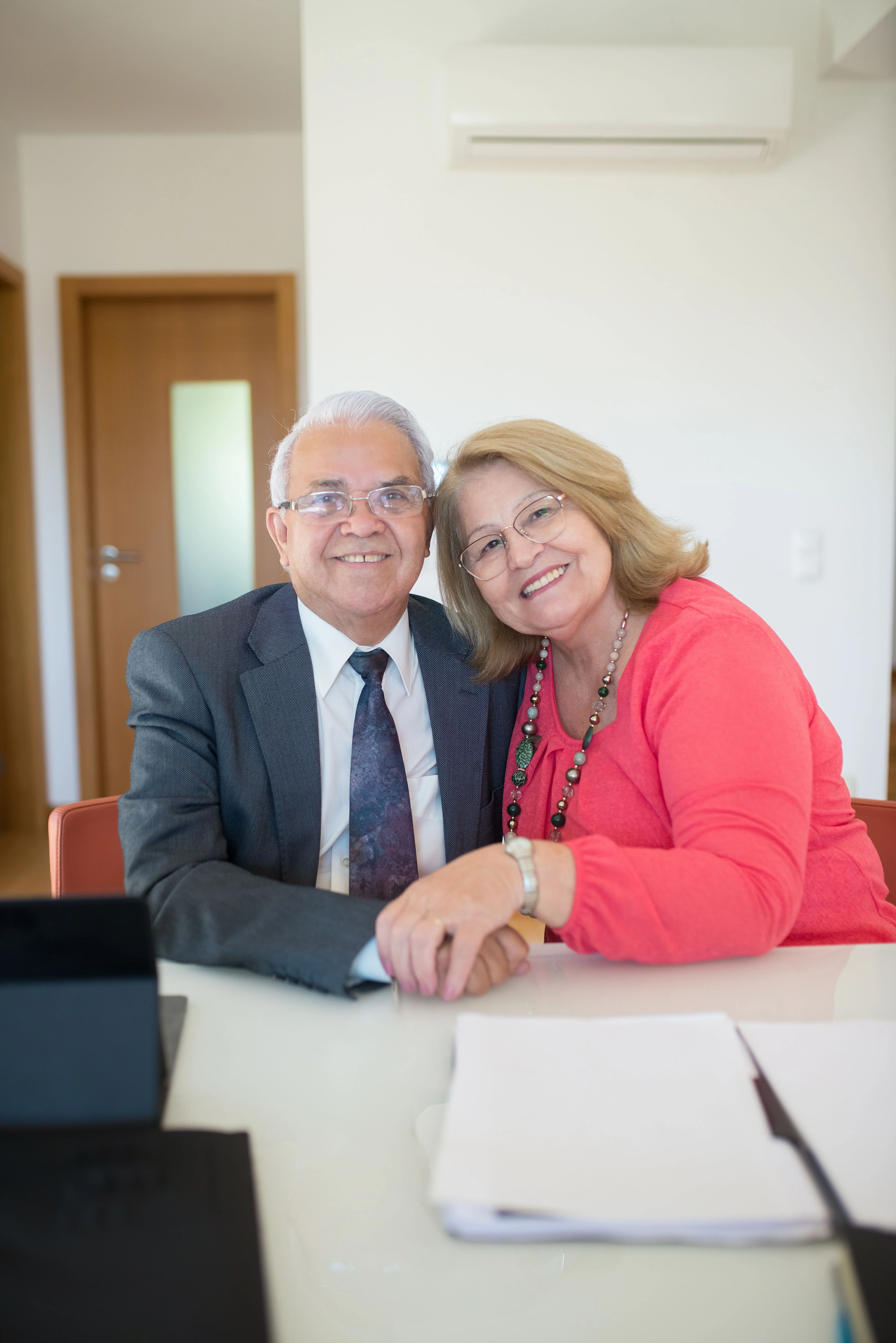 pessoas mais velhas de mãos dadas