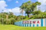 imagem do letreiro com o nome diadema com árvores no fundo