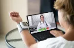 mulher sendo atendida pela telemedicina