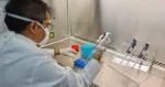 homem mexendo com laboratórios