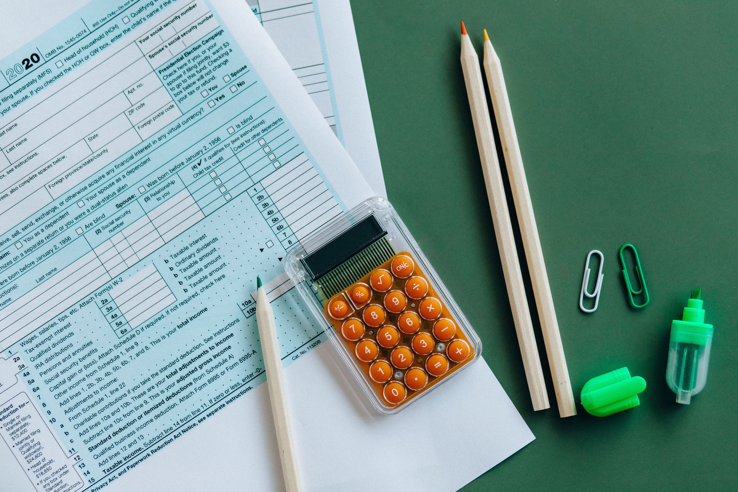 Calculadora aberta para calcular o valor do reembolso do plano de saúde e contas do plano de saúde ao fundo