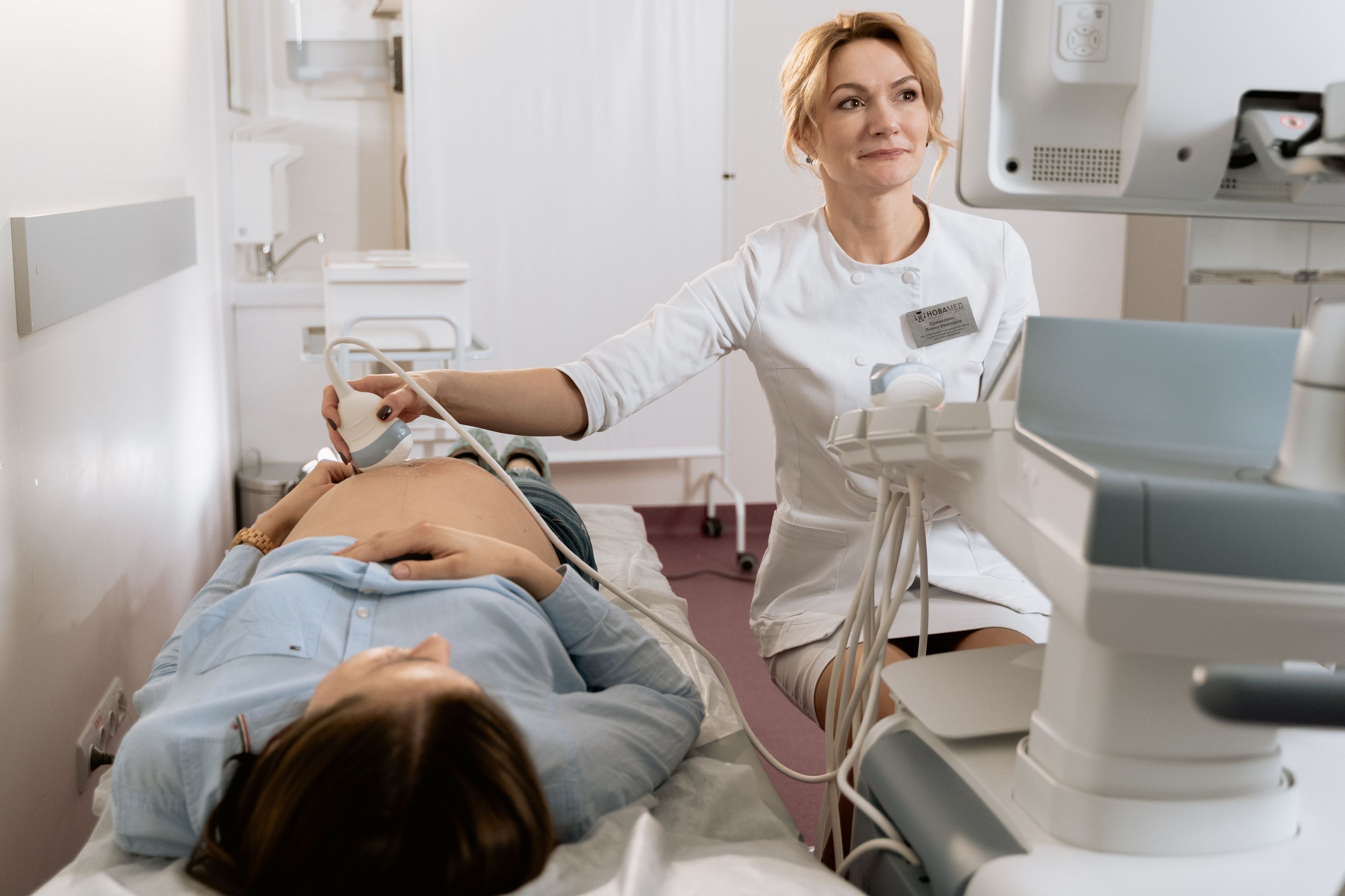 Médica fazendo uma ultrassom em paciente grávida na maternidade