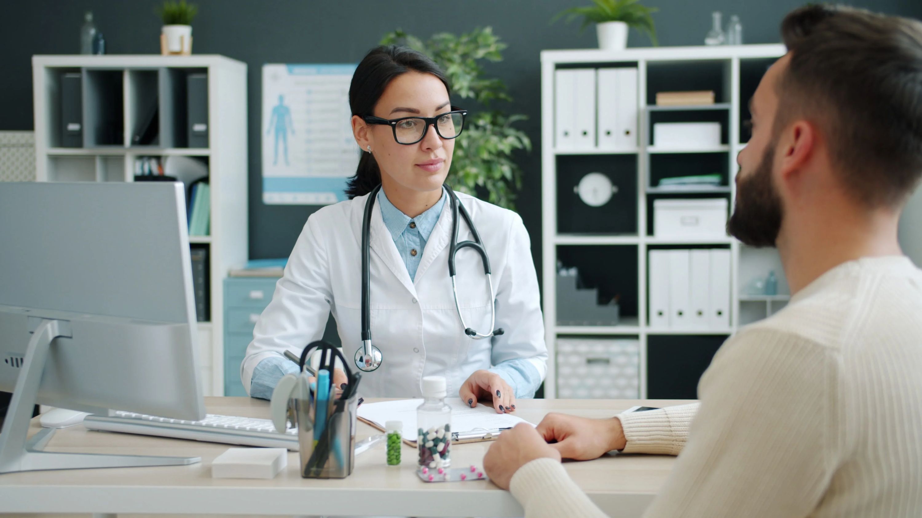 pessoa se consultando com uma médica