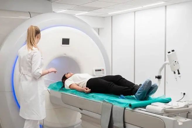 mulher deitada na maca fazendo o exame Tomografia