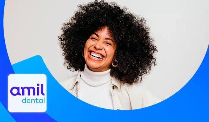 imagem de uma mulher negra com cabelo black sorrindo com a logo da amil dental