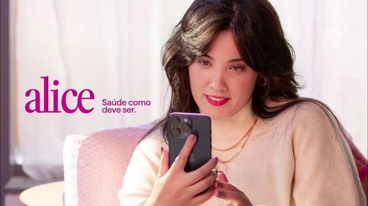 mulher mexendo no celular e o logo da alice saúde
